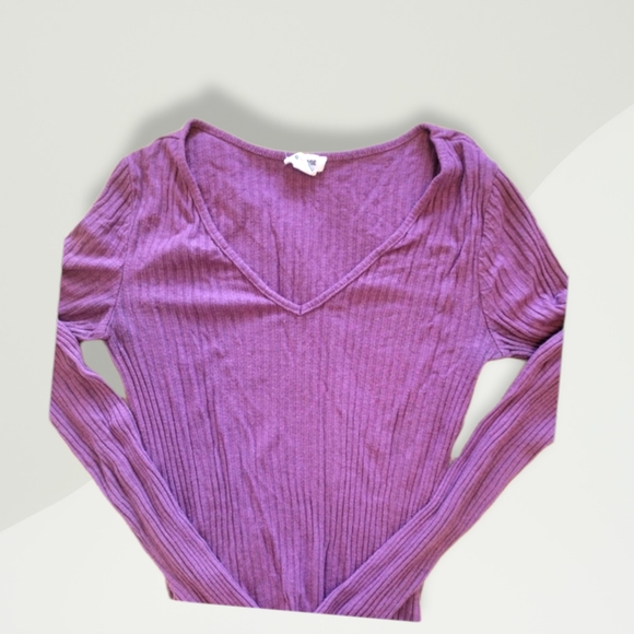 Long Sleeve V Neck Top - Picture 2 of 3
